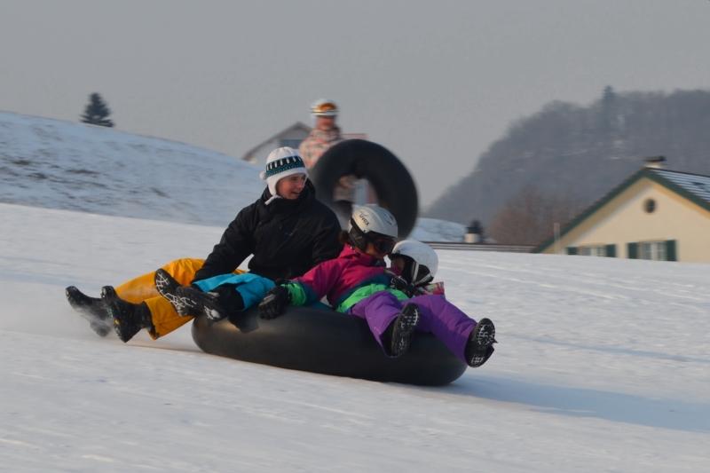 Rodeln mit dem Gummi-Schlauch: Sicherheitstipps für das Snowtubing